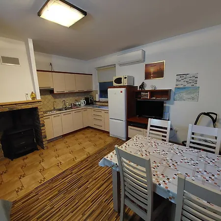 Drewniany Na Wiejskiej 假日公园